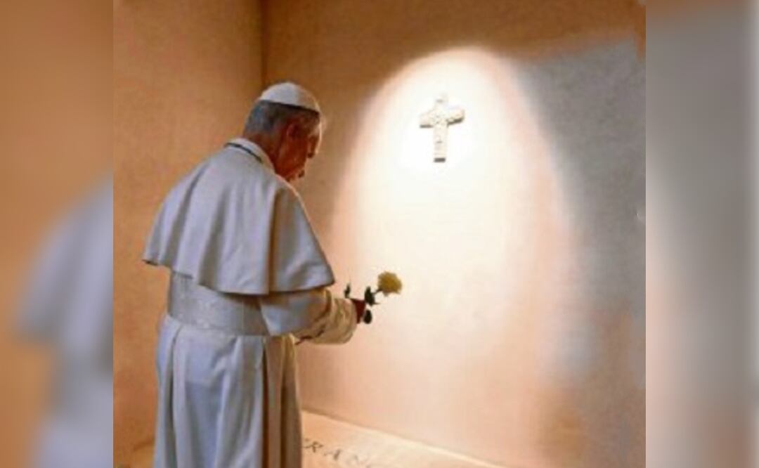 Foto: EFE (Papa León XIV le reza al papa Francisco ¿qué más se sabe?)