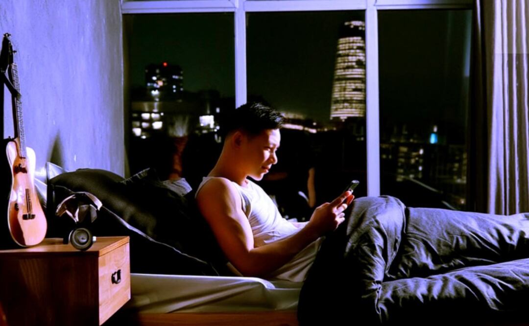 ¡ATENCIÓN! Expertos advierten de los riesgos de dormir con el celular en la cama