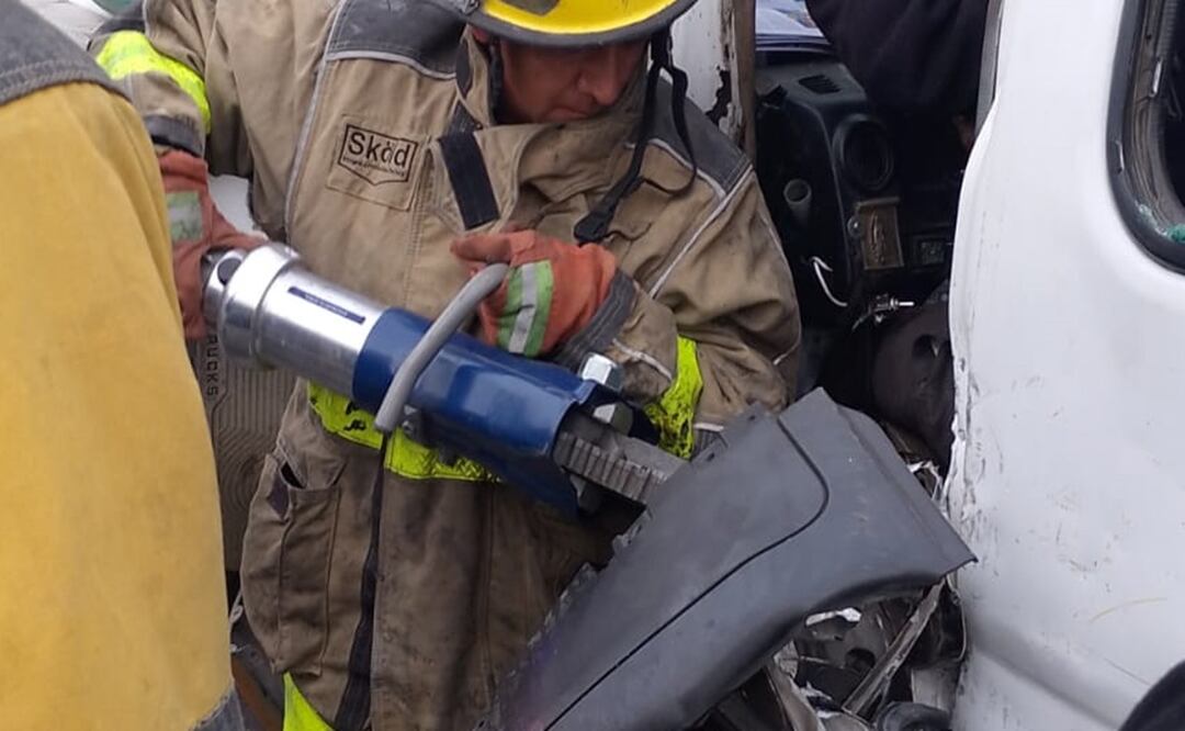 Chofer muere prensado por la cola de una pipa en la México - Texcoco, hay 18 lesionados