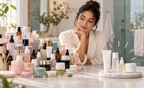¿Estás gastando de más en skincare? Los productos que no todas las rutinas necesitan
