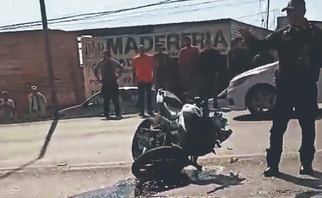 ¡Le llegó por atrás! Chavito en moto muere al estamparse contra una camioneta en Tlalpan. Foto: (Especial)