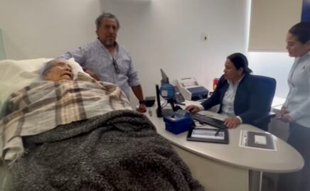 ¿BBVA sin corazón? Obligan a anciana de 96 años a ir en camilla a cobrar su pensión