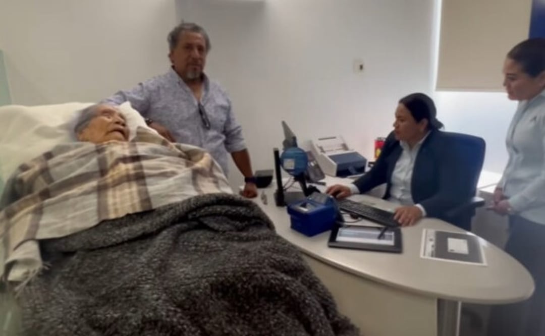 BBVA obliga a mujer de 96 años a ir en camilla a cobrar su pensión. Foto: (Especial)