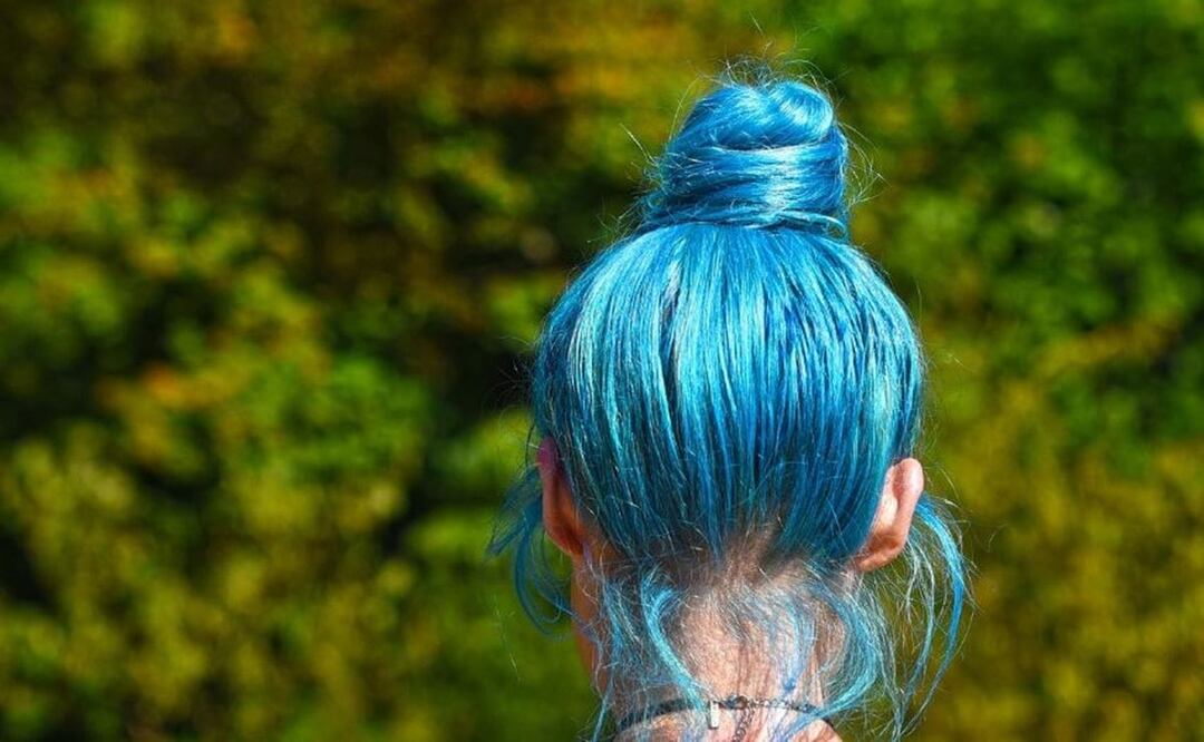 Secundaria le prohíbe entrar a morrita de pelos azules y ella toma acciones legales 