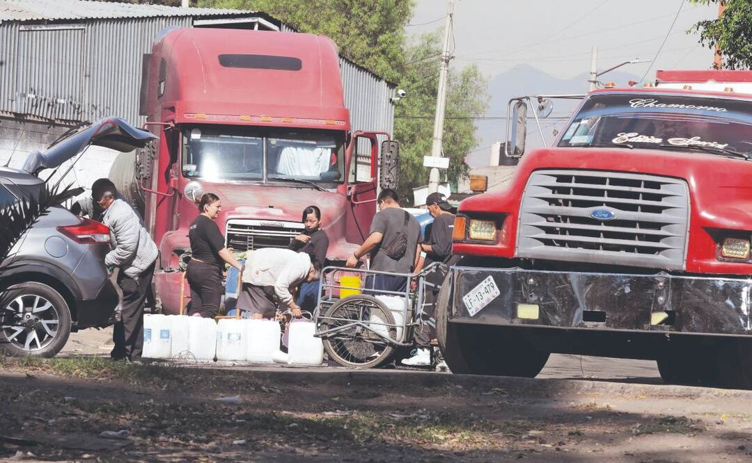 ¡No hay autoridad que los frene! En Ecatepec se roban el agua y la venden CARÍSIMA