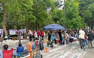 Comerciantes ambulantes bloquean Avenida Juárez, exigen vender su mercancía en la Alameda Central
