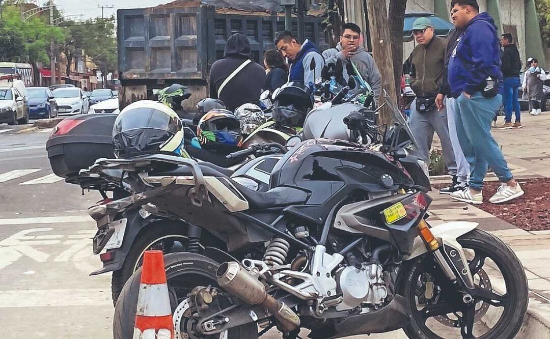 Motociclistas y ambulantes ocupan la zona de Vasco de Quiroga a una semana de la apertura del Cablebús