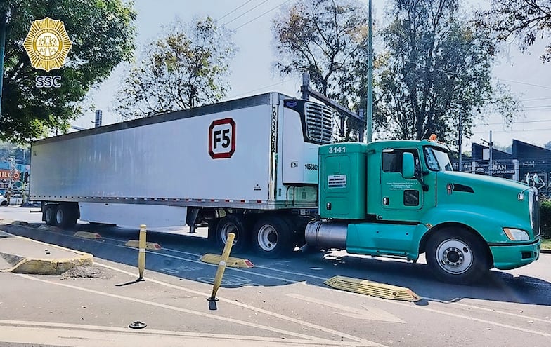 Fatal accidente en Xochimilco: Tráiler arrolla y mata a hombre frente al Tren Ligero
