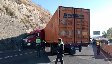 Caos vial en la Chamapa-Lechería, tras intento de asalto que cobra la vida de un trailero en Atizapán