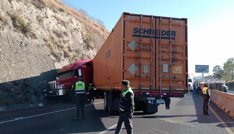 Caos vial en la Chamapa-Lechería, tras intento de asalto que cobra la vida de un trailero en Atizapán