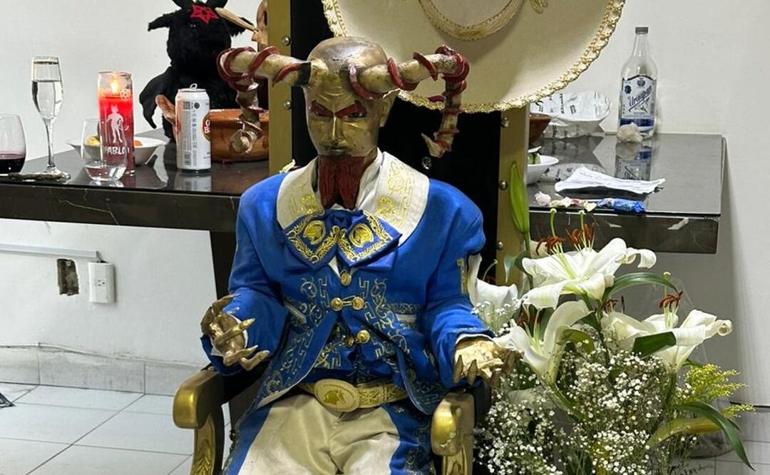 ¡El diablo viste a la moda! Hallan otro altar al chamuco, ahora con ropas de charro; ya van tres casos