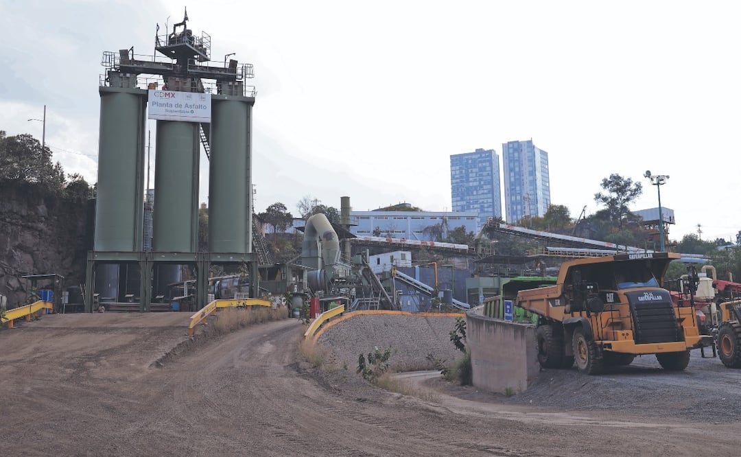CDMX invertirá 200 millones para renovar su planta de asfalto
Imagen: FERNANDA ROJAS. EL GRÁFICO