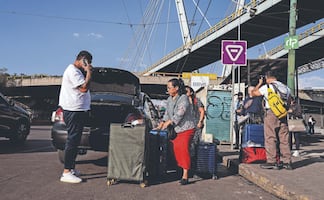 Caos en el AICM: Usuarios deben caminar hasta 10 minutos para tomar un taxi de plataforma 