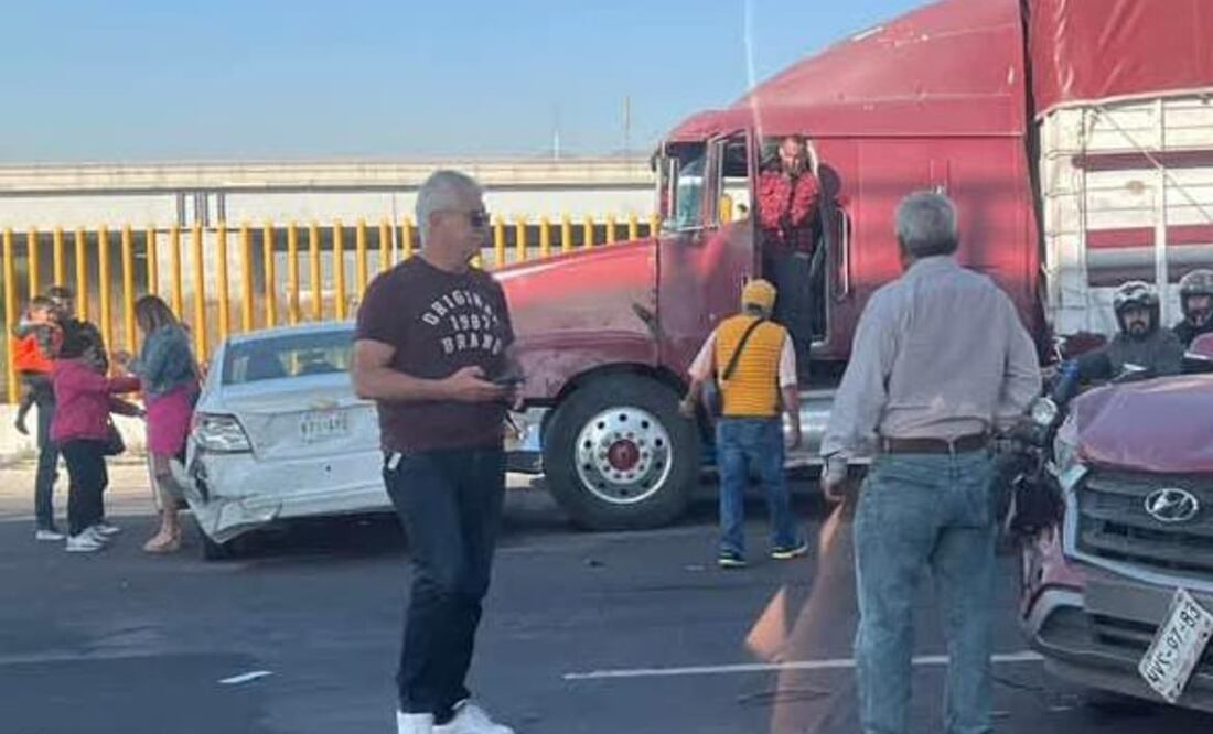 Camion sin fenos provoca carambola en Ecatepec. Foto: (Especial)