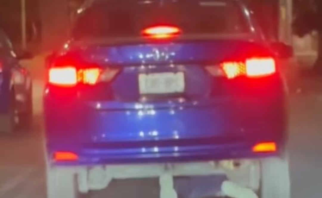 Captan a automovilista arrastrando a biker después de arrollarlo en calles de Iztapalapa. Foto: (Especial)