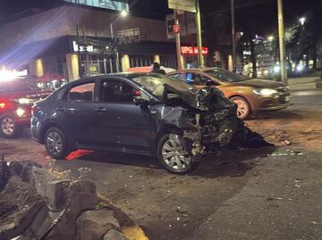 Accidente en Iztapalapa: Automovilista muere por pasarse el rojo