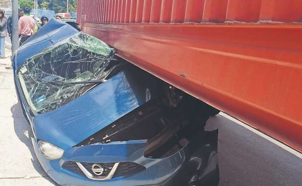 ¿Cómo sobrevivieron? Tráiler destroza automóvil con cuatro menores en la México-Toluca