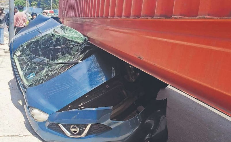¿Cómo sobrevivieron? Tráiler destroza automóvil con cuatro menores en la México-Toluca