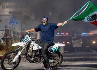 La bandera de México en las protestas irrita a estadounidenses ¿Es una invasión?