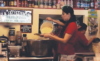 La guerra por el pozole: chilangos abarrotan La Jalisciense y Mercado Hidalgo por la cena del Grito
