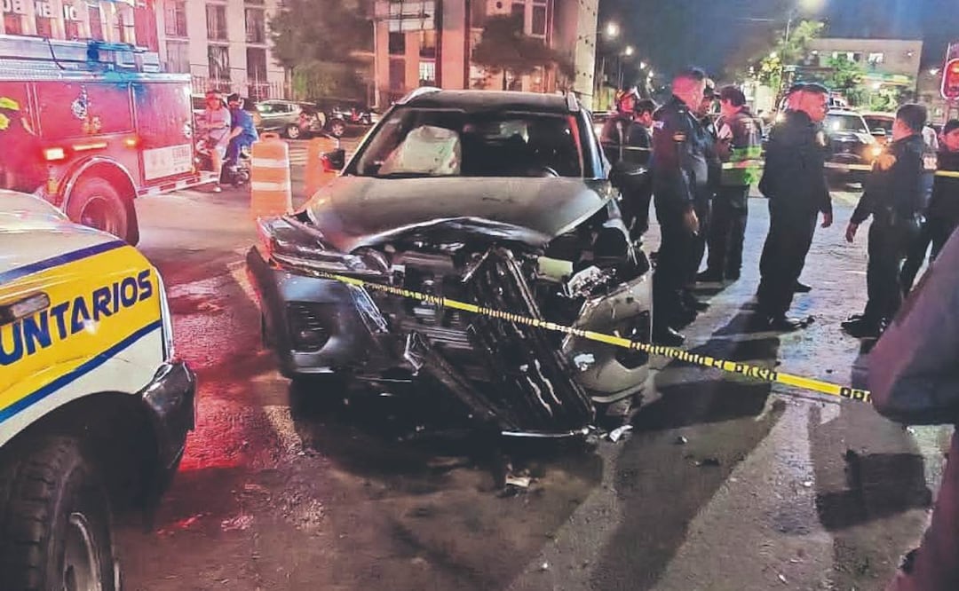 Sin deberla ni temerla: Autos se estampan y arrollan a una mujer en la Venustiano Carranza. Foto: (Especial)