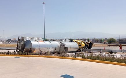 En Circuito Exterior Mexiquense fallece trailero y se derrama la leche que transportaba