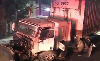 Chofer de camión de basura escapa de asalto arrollando a dos delincuentes en la colonia Arenal