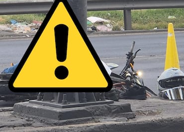 Biker con casco en el brazo pierde el control y la vida al estrellarse en un poste en Iztapalapa