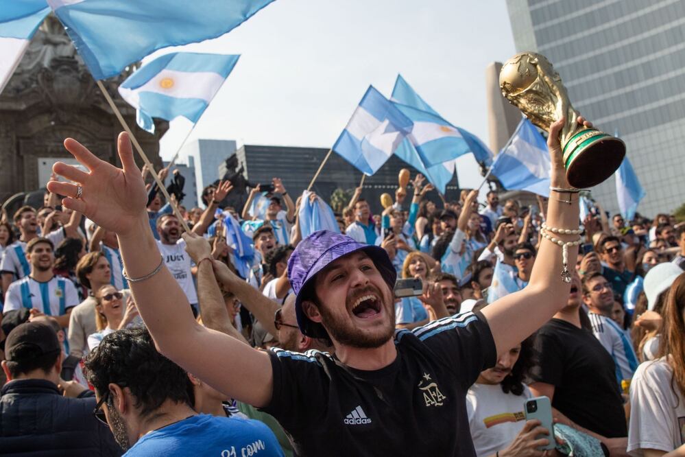 La comunidad argentina celebró que su selección logrará ganar la Copa del Mundo Qatar 2022 en el Ángel de la Independencia.