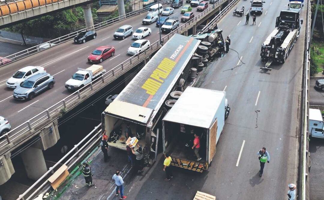 Tráiler cargado con naranjas y limas se volcó y casi cae de puente en la Venustiano Carranza. Foto: (Osmar Alvarado)