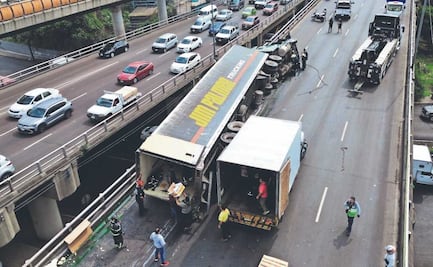 ¡Valió fruta! Tráiler cargado con naranjas y limas se volcó y casi cae de puente en la Venustiano Carranza