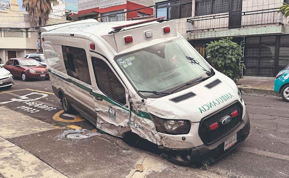 ¡De URGENCIA al MP! Chofer ebrio del IMSS arrolla a peatón y estrella ambulancia en CDMX