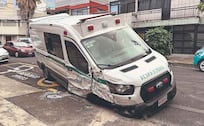 ¡De URGENCIA al MP! Chofer ebrio del IMSS arrolla a peatón y estrella ambulancia en CDMX