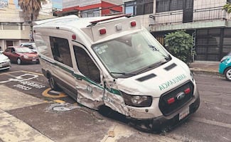 ¡De URGENCIA al MP! Chofer ebrio del IMSS arrolla a peatón y estrella ambulancia en CDMX