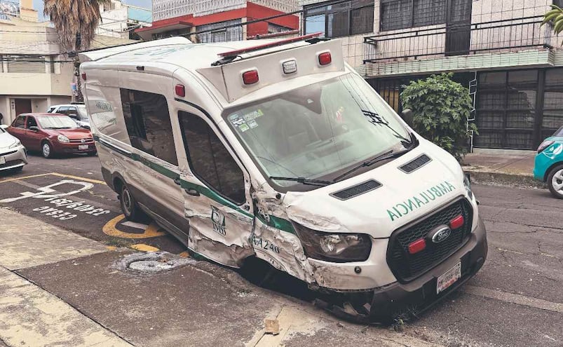 ¡De URGENCIA al MP! Chofer ebrio del IMSS arrolla a peatón y estrella ambulancia en CDMX