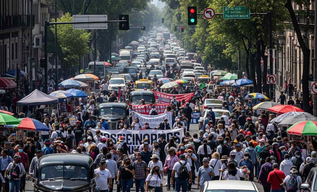 Tráfico en la CDMX (Foto: Creada con IA)