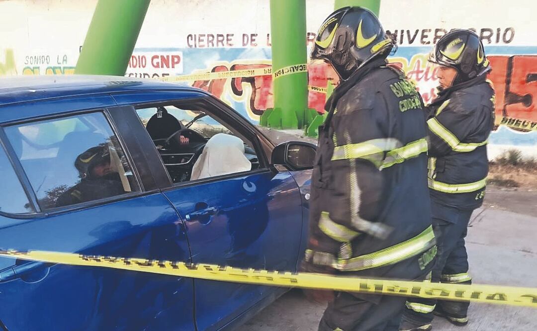 Automovilista termina estrellado en un poste de luz de la Calzada Ignacio Zaragoza, Iztapalapa