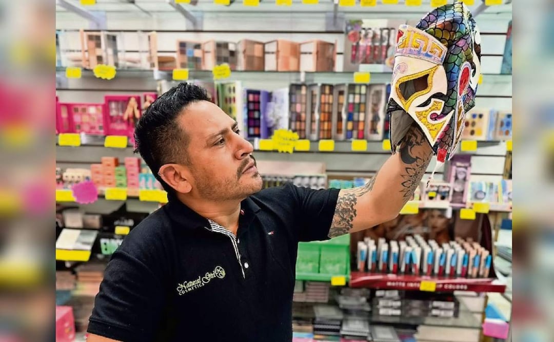 Holkan, vendedor de maquillaje de día y luchador de noche