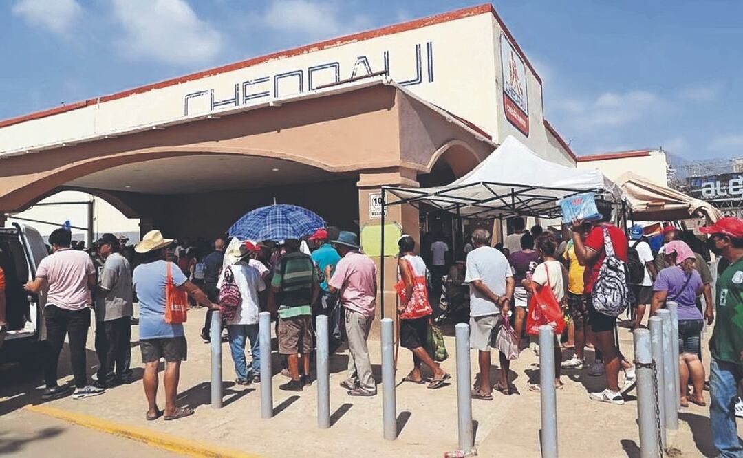 Reabren super en Acapulco, pero con largas filas y sin muchos productos