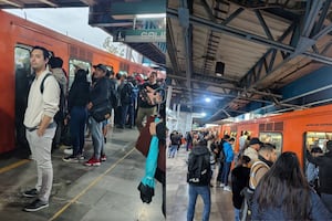 Línea B del Metro CDMX detenida por fallas y con retrasos de más de 15 minutos 