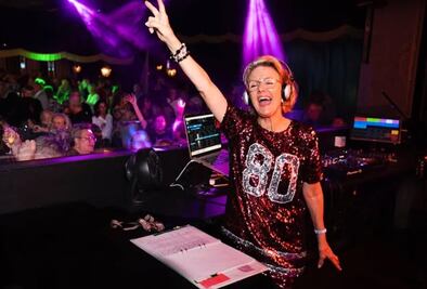 ¡Discotecas llenas y agenda saturada! Madelein, la abuelita DJ que es la sensación del bloque
