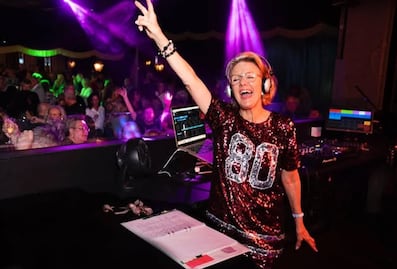 ¡Discotecas llenas y agenda saturada! Madelein, la abuelita DJ que es la sensación del bloque