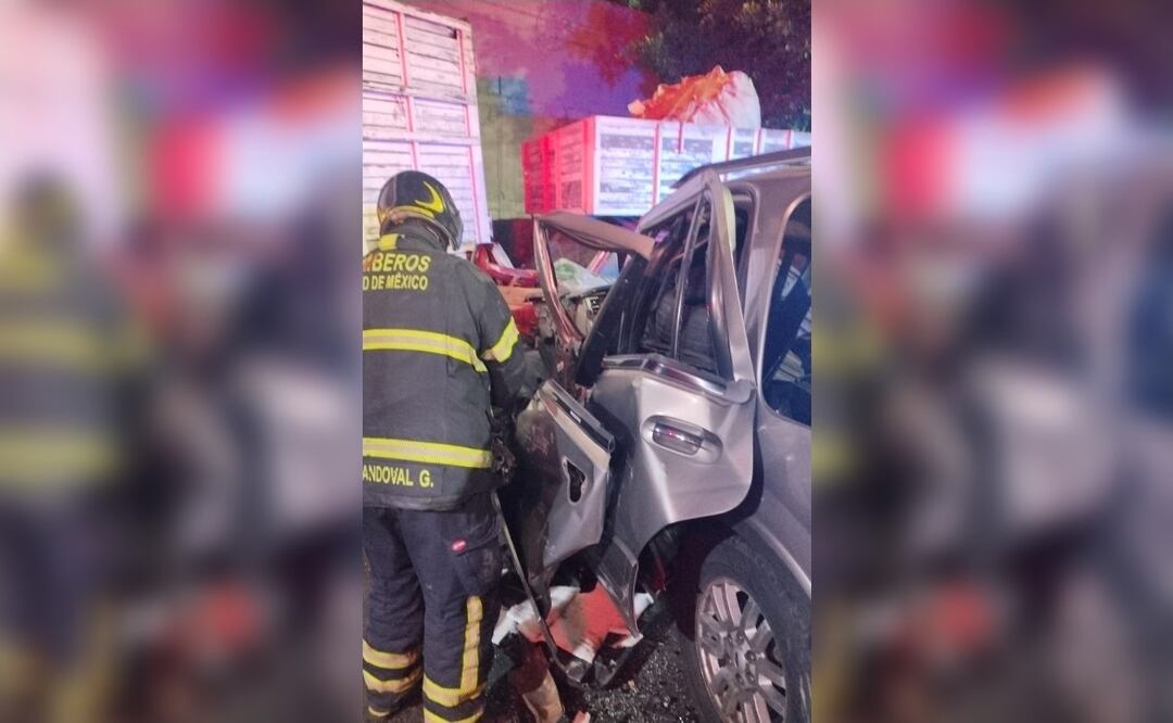 Mujer muere tras fuerte choque en Iztapalapa, el copiloto alcanzó a descender de la camioneta
Imagen: Especial