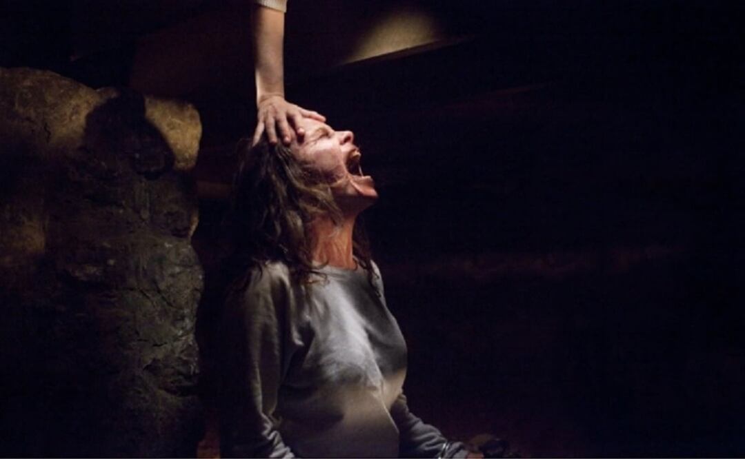 ¡Líbranos del mal! Joven capta cuando hacían presunto exorcismo en casa de su vecina