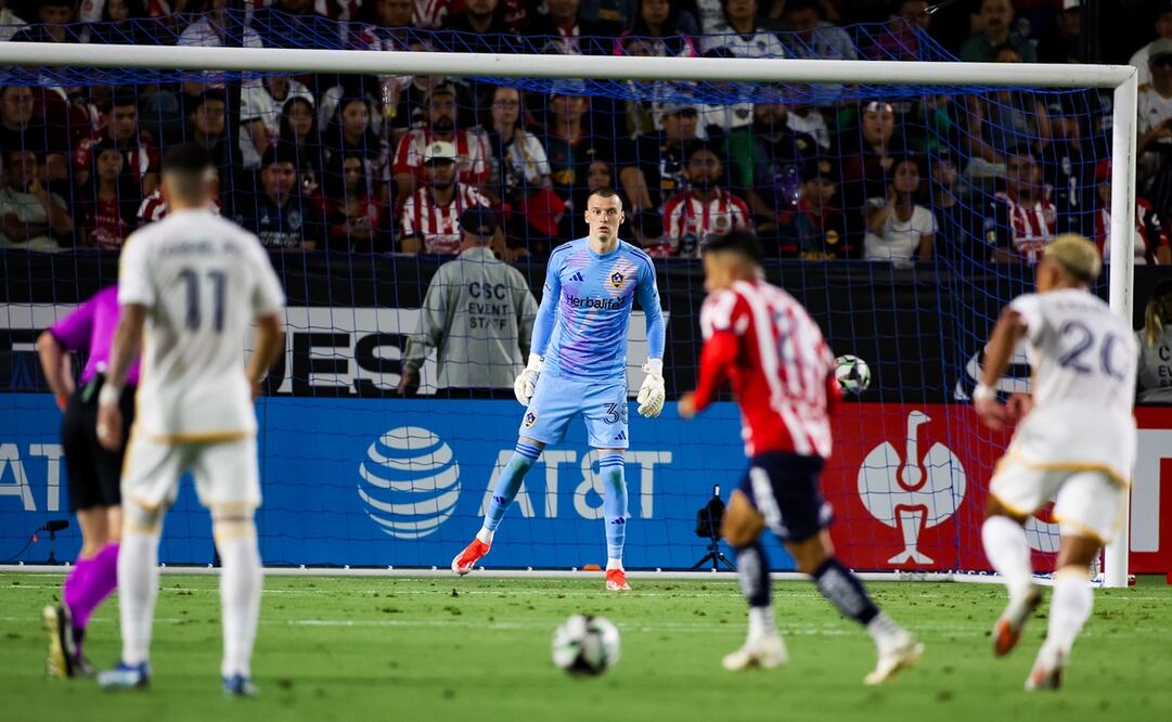 'Tiba' Sepúlveda falla un penal decisivo y Chivas queda eliminado de la Leagues Cup