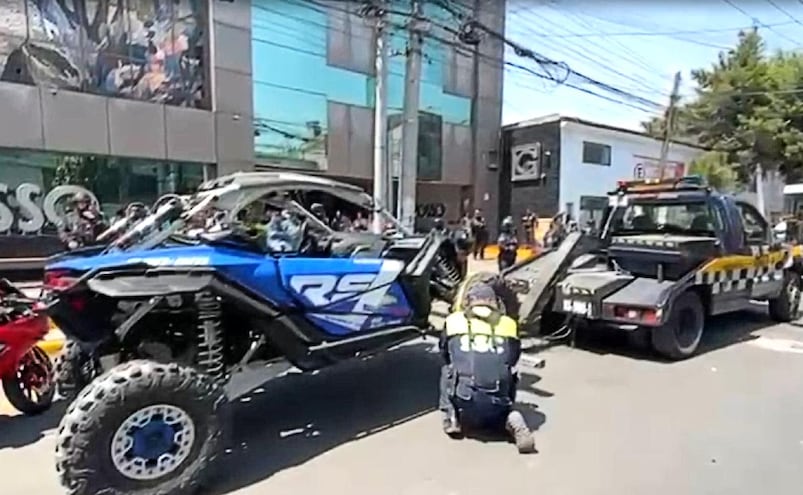 Caos en la Cuauhtémoc: Motociclistas arman "show" en funeral y terminan en el corralón
