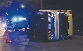 Conductor muere en acostón por viajar a exceso de velocidad y de alcohol