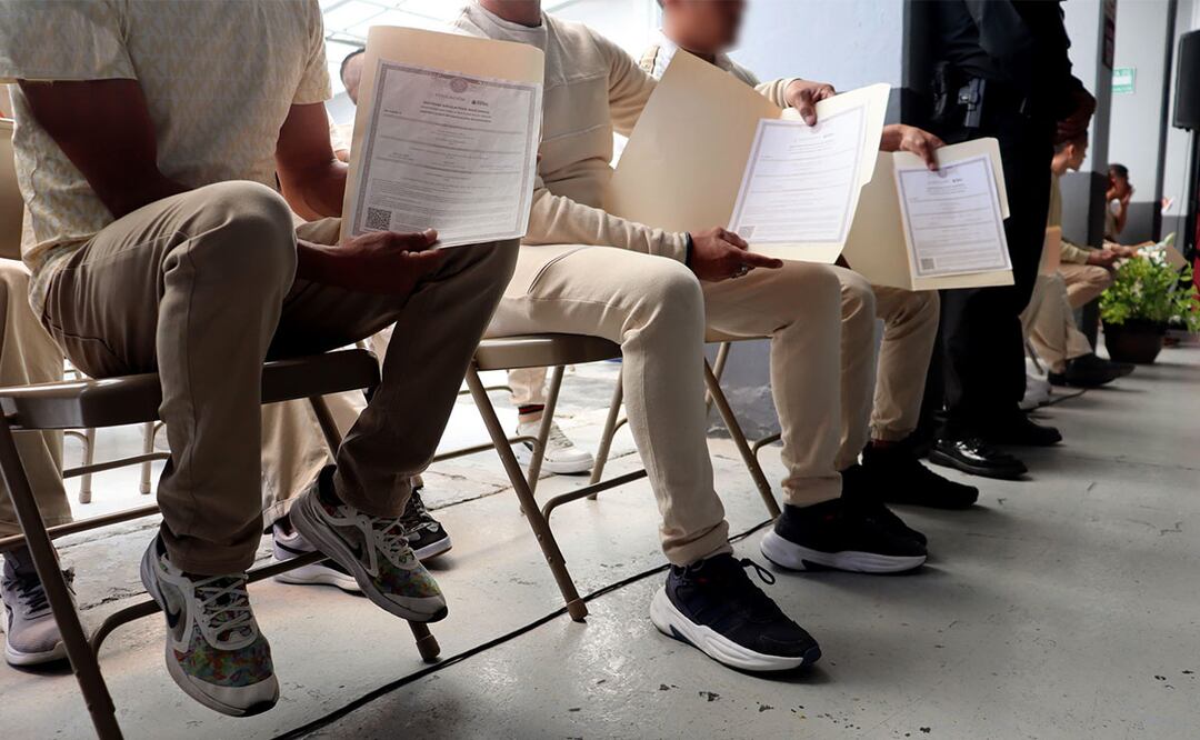 Reclusos reciben su certificado de primaria y secundaria, en CDMX