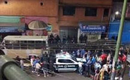 Violento accidente en Naucalpan: Bikers se estampan contra microbús y mueren prensados