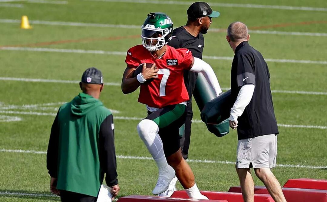 ¿Los Jets se quedan sin QB? Su nuevo QB sale en camilla del segundo día de entrenamiento